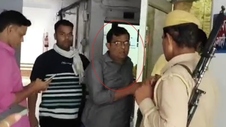 Moradabad: Accountant arrested taking bribe in Kundarki, anti-corruption team recovered five thousand rupees