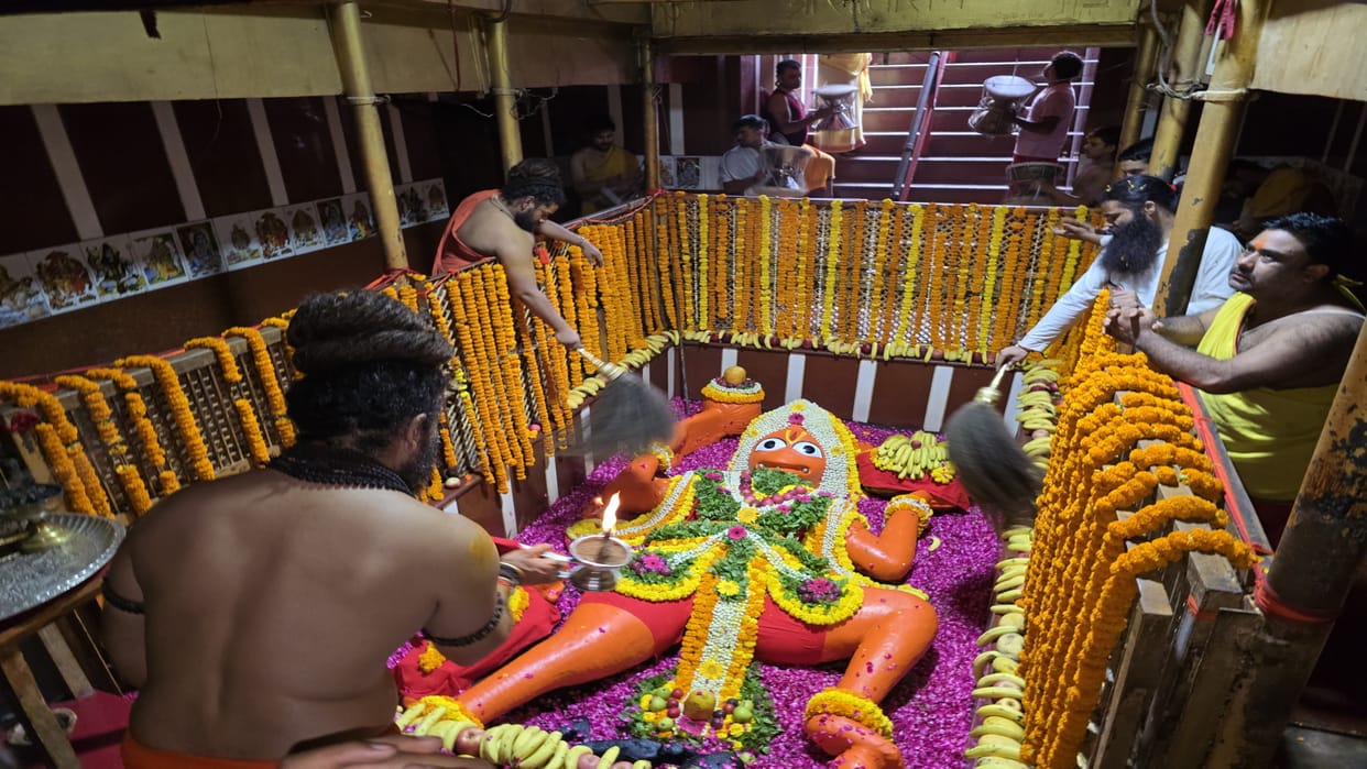 Prayagraj News: Mother Ganga returned after bathing Shri Bade Hanumanji, the doors of the temple were opened