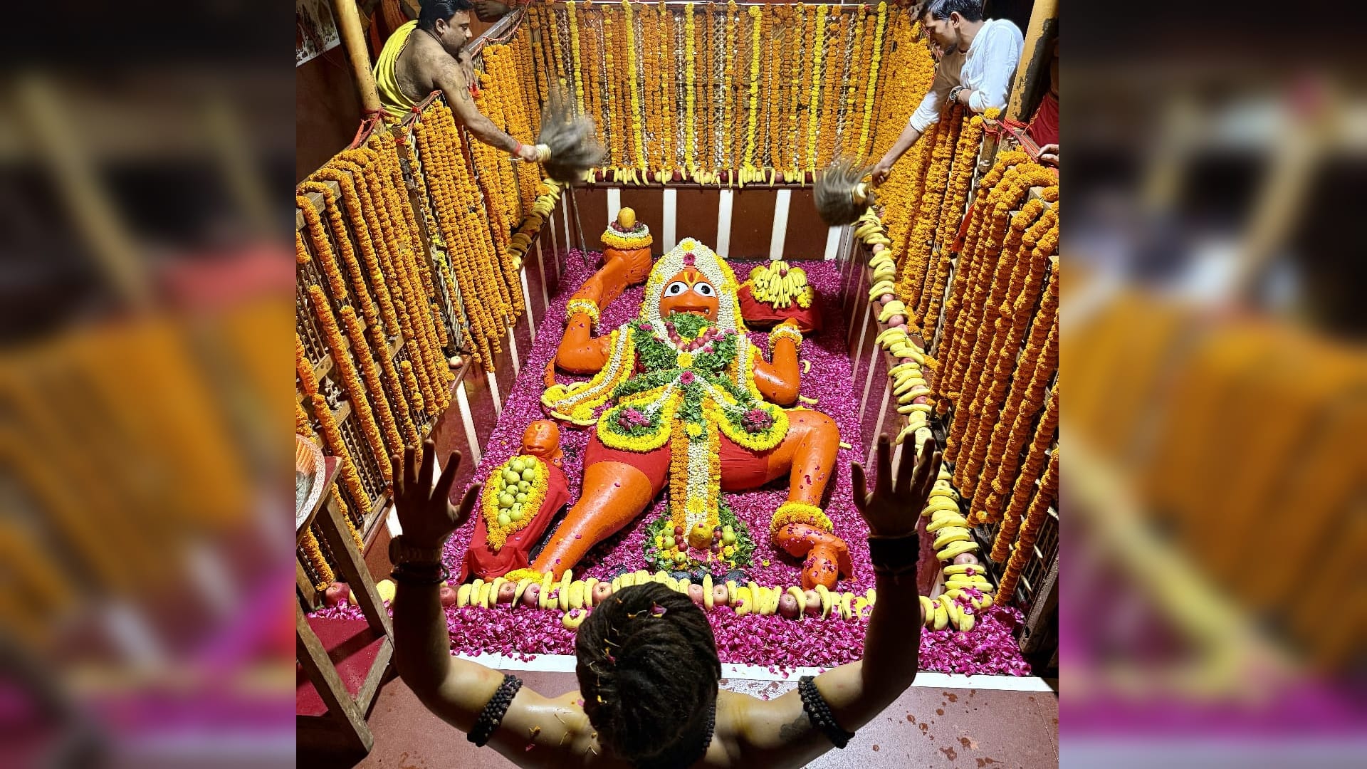 Prayagraj News: Mother Ganga returned after bathing Shri Bade Hanumanji, the doors of the temple were opened
