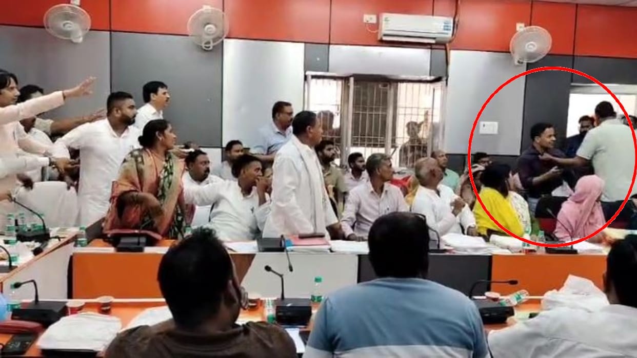 man slapped the agriculture officer in the district panchayat meeting in Pilibhit