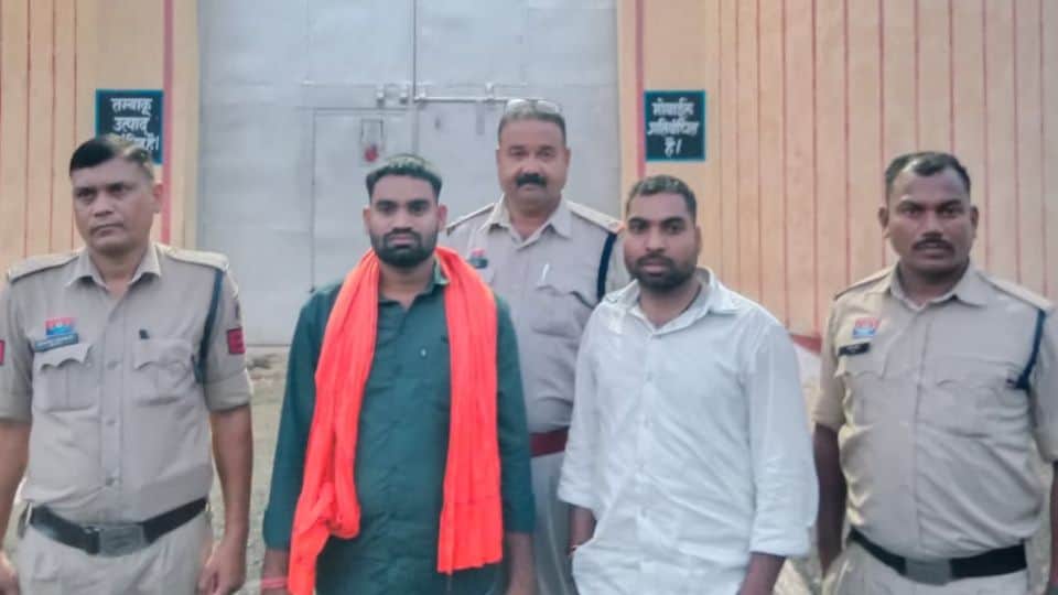 मारपीट करने वाले दो कार्यकर्ता गिरफ्तार