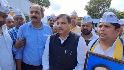 Meerut: MP Sanjay Singh said, 27 thousand schools closed in Uttar Pradesh