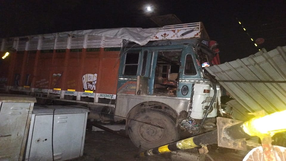 Truck rams into open railway gate, traffic disrupted