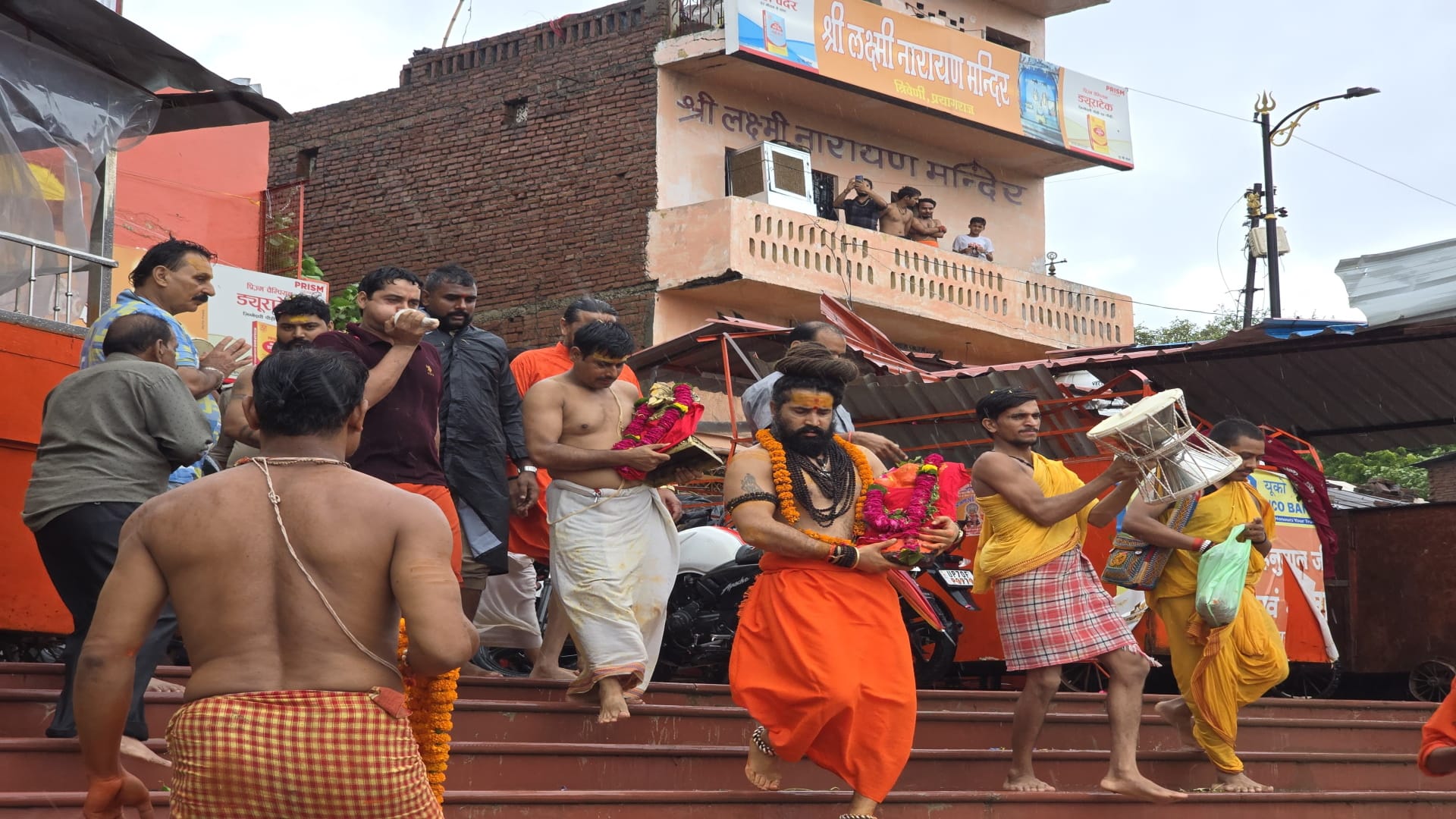 Prayagraj News: Mother Ganga returned after bathing Shri Bade Hanumanji, the doors of the temple were opened