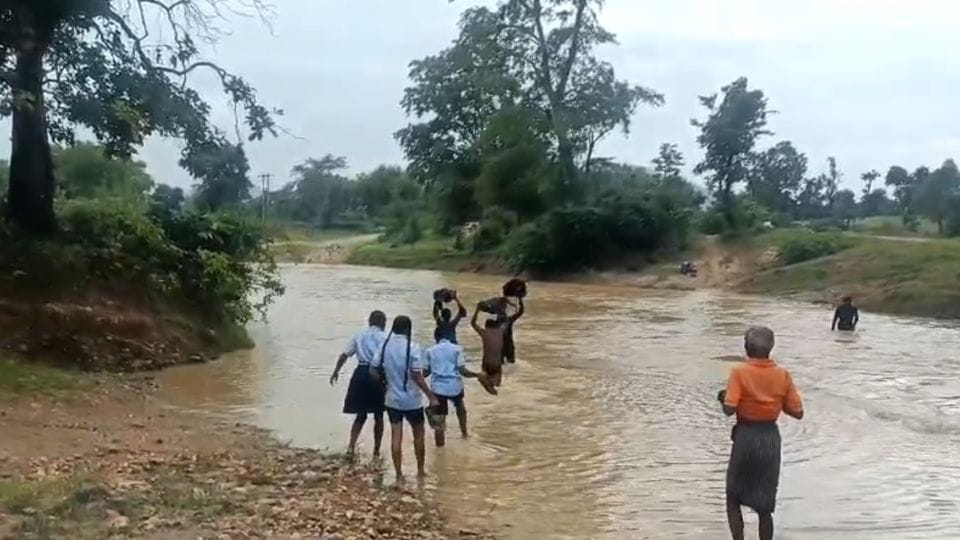 Due to lack of bridge on Pitani river in Korba children and villagers are forced to cross river
