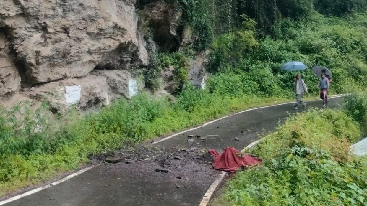 Himachal Kullu Mother and son died after being hit by stones falling from the hill accident near Ani Punn Khad