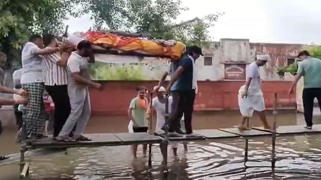 Churu News: System’s Apathy vs. Human Sensitivity- Makeshift Bridge Eases Final Journey to Cremation Ground