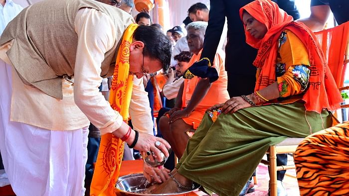 Kanwar Yatra 2025 CM Dhami welcome Kanwariyas in Haridwar and flower shower from Helicopter Photos