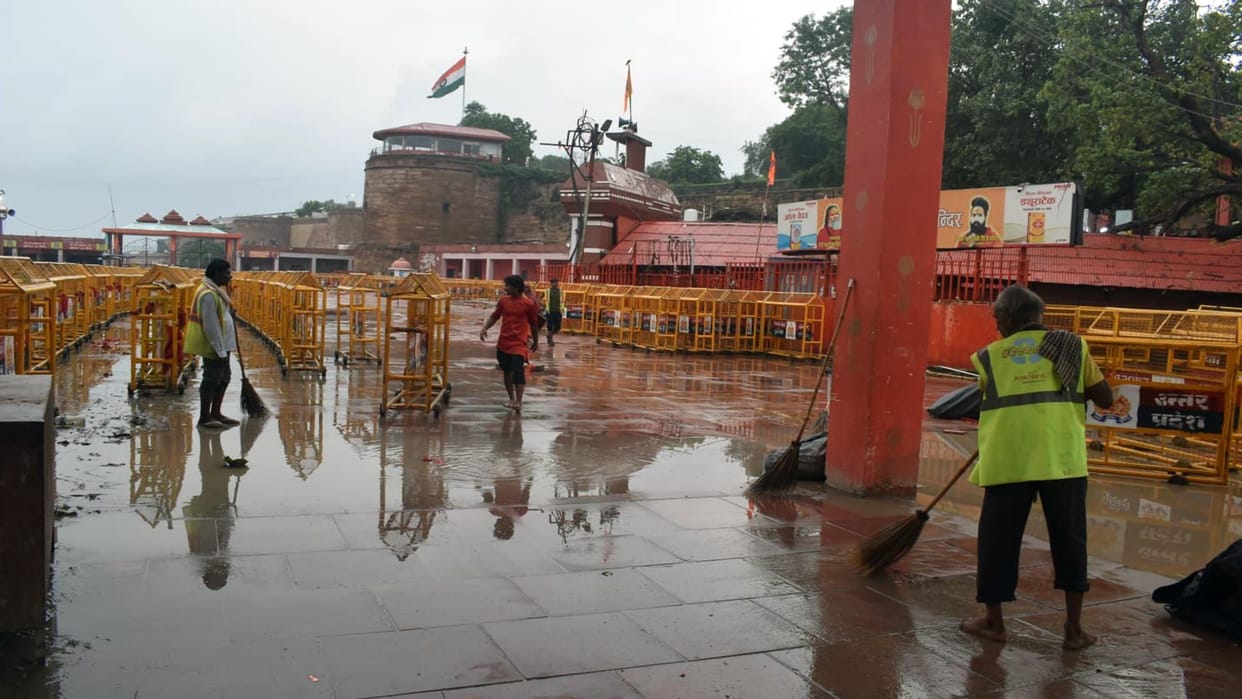 water level of Ganga and Yamuna has started decreasing, the speed slowed down after bathing Lete Hanumanji