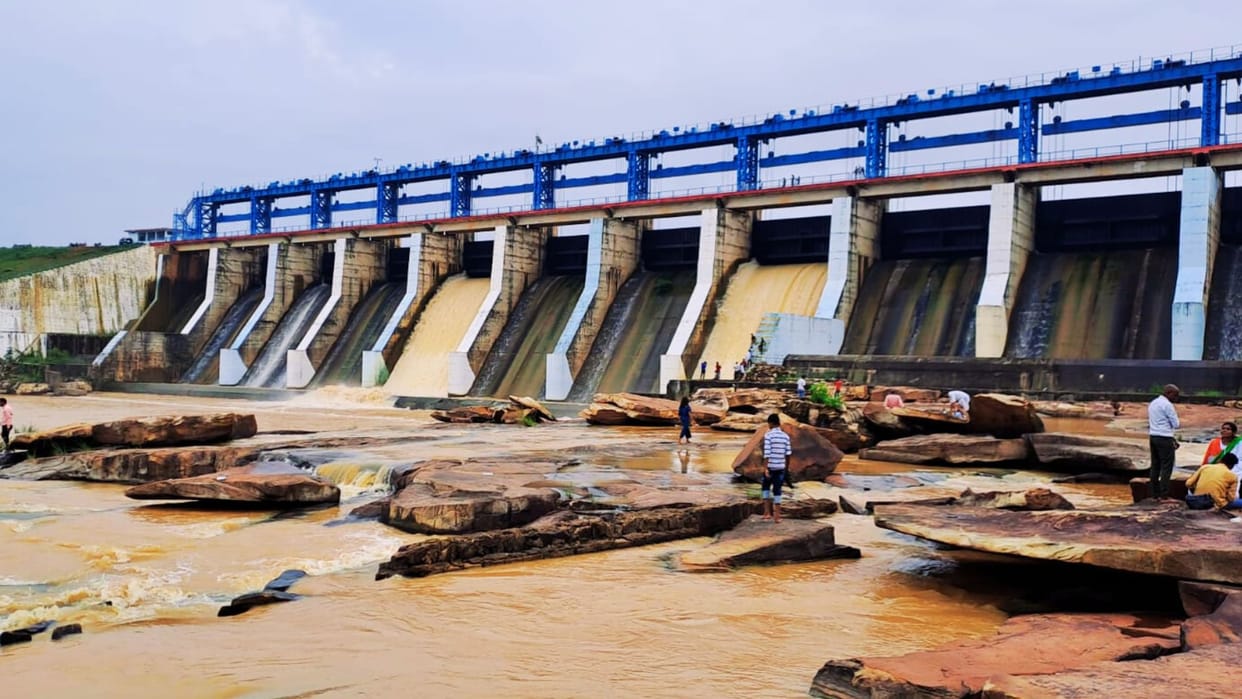 Badra rained heavily... Nagwan dam is 60% full, two gates were opened, schools are closed today