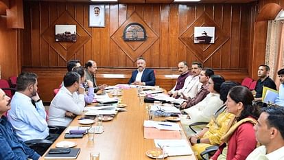 Shimla Education department review meeting Show cause notice issued to 320 teachers