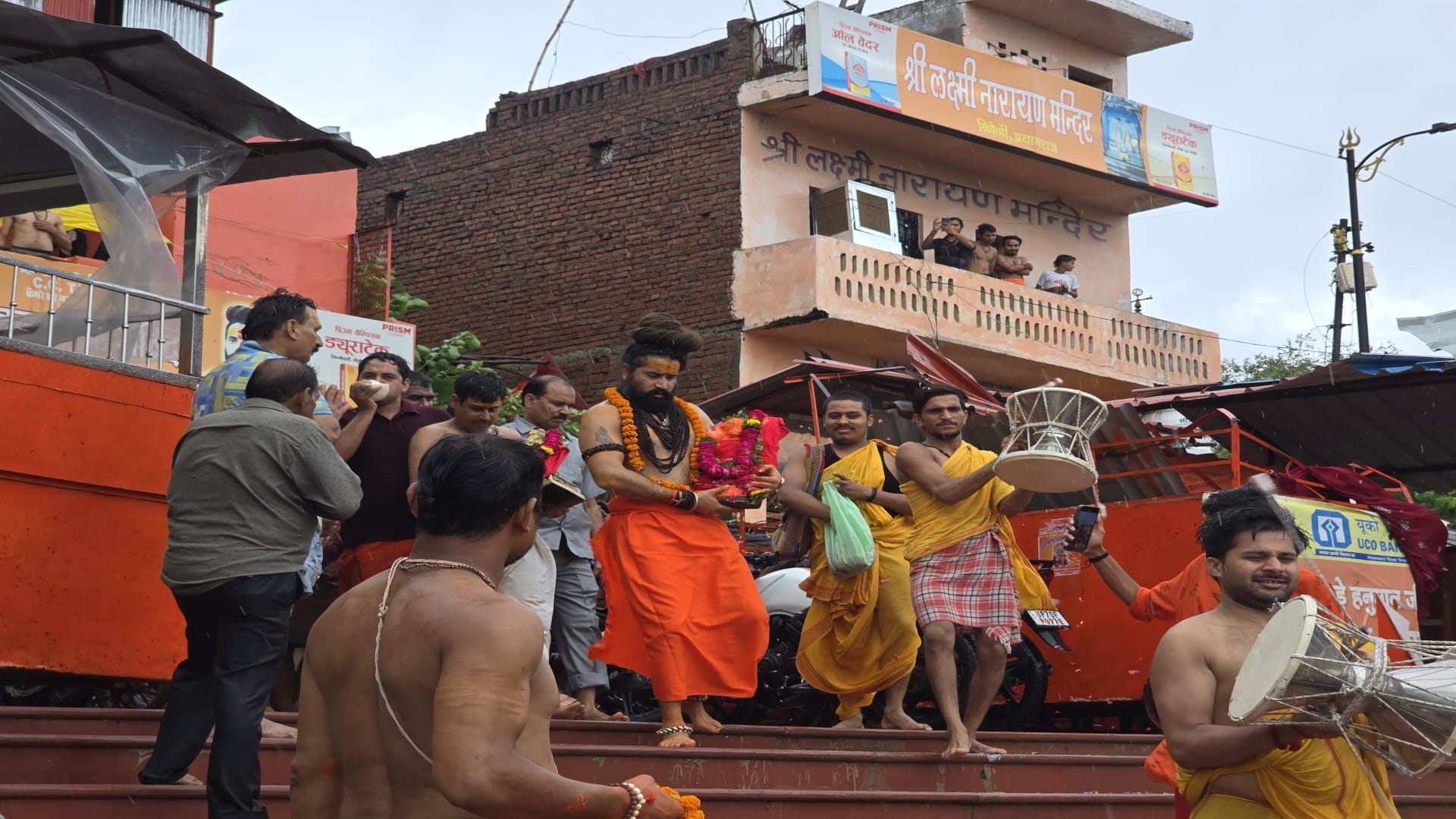 Prayagraj News: Mother Ganga returned after bathing Shri Bade Hanumanji, the doors of the temple were opened