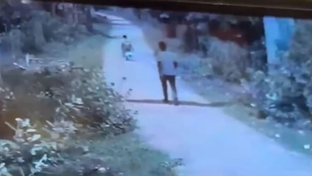 Tamil Nadu Minor returning from school assaulted after being kidnapped man chasing her video