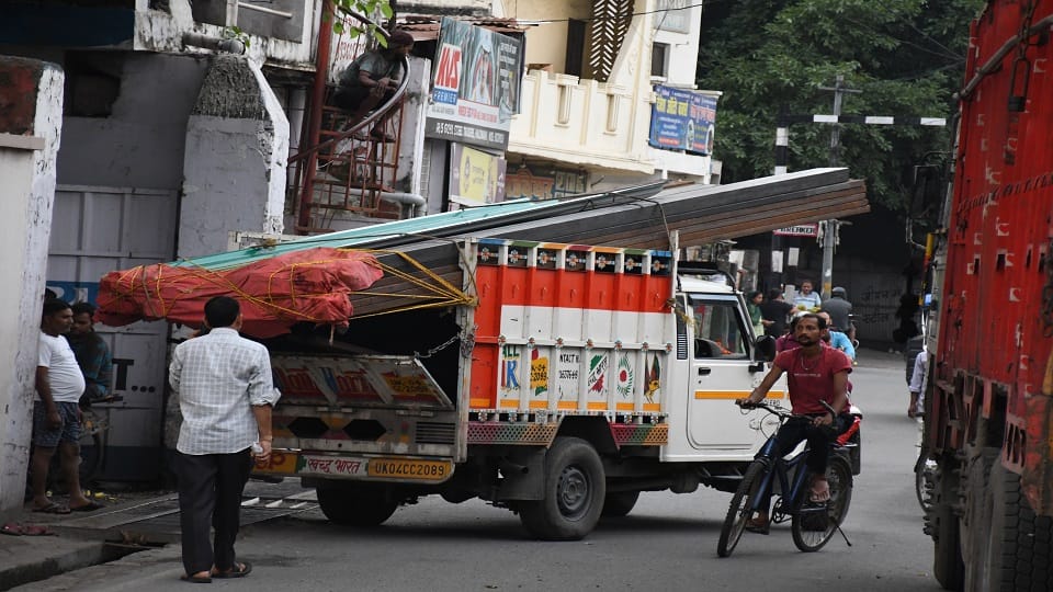 People troubled by e-rickshaws on the roads of Haldwani city