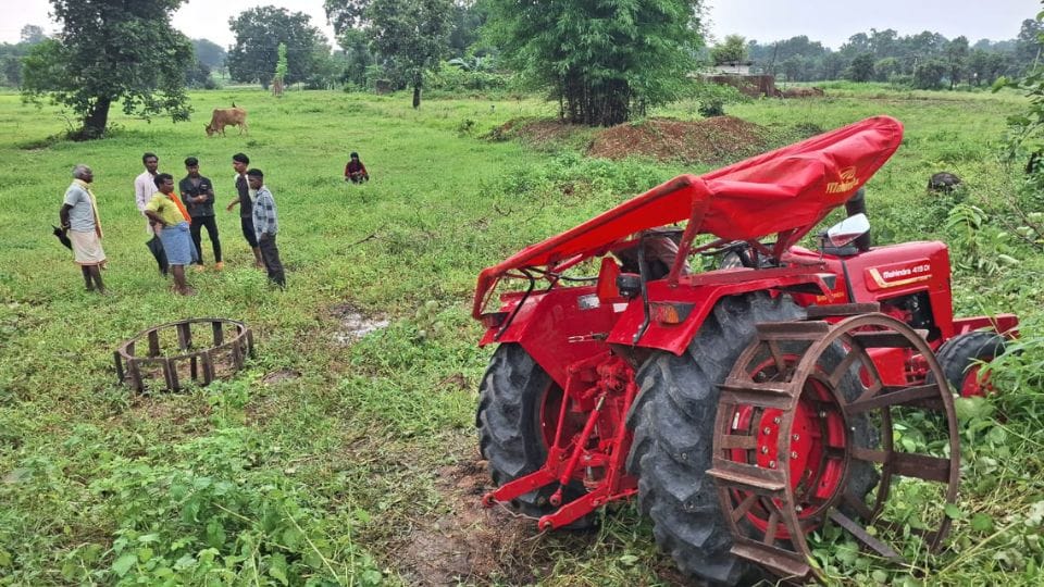 young man died after a tractor overturned in Balrampur Ramanujganj