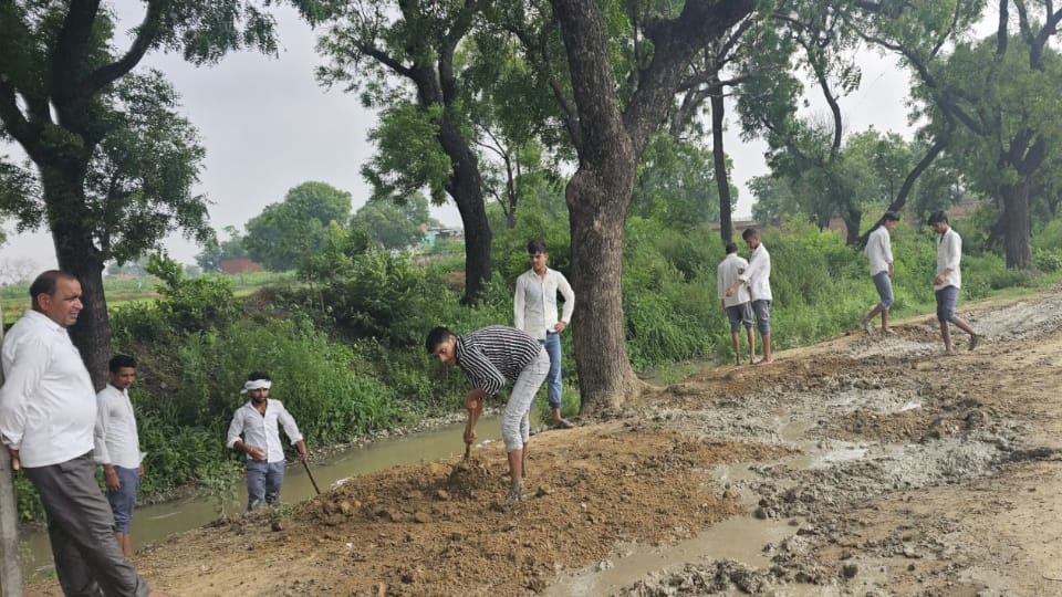 No Budget Said Officials 1500 Students Built Road to School Themselves in Aligarh