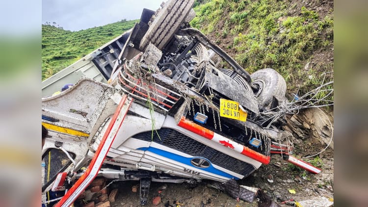 उत्तरकाशी में हादसा: ऊपर से नीचे वाली सड़क पर गिरा ईंटों से भरा लोडर, चालक की मौत, बुजुर्ग सहित दो लोग घायल