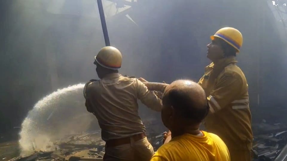Muzaffarnagar: Fire caused by short circuit wreaks havoc, loss of lakhs in Maya Fertilizer Factory