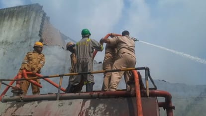 Muzaffarnagar: Fire caused by short circuit wreaks havoc, loss of lakhs in Maya Fertilizer Factory
