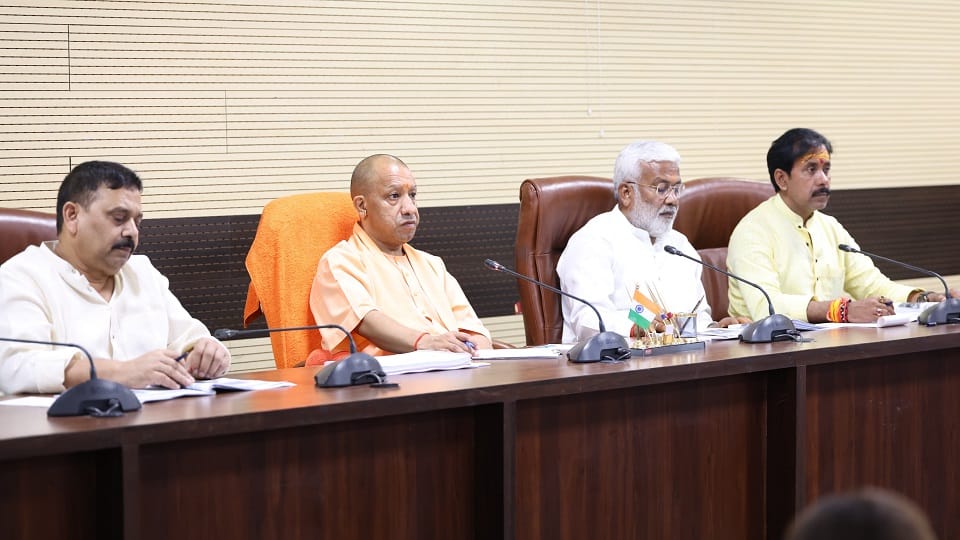 CM Yogi gave instructions to officers during a meeting in Kashi on a two-day visit