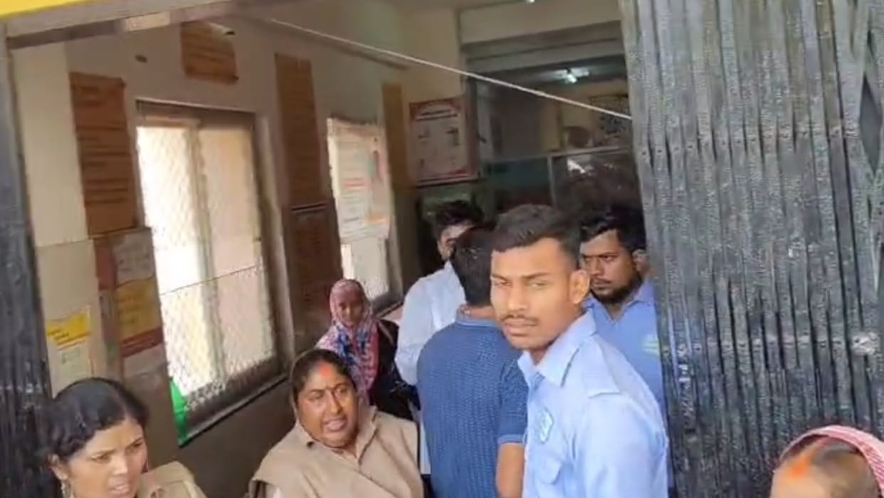 Barabanki: In the women's hospital, the pregnant woman's husband and sister-in-law were abused and beaten.