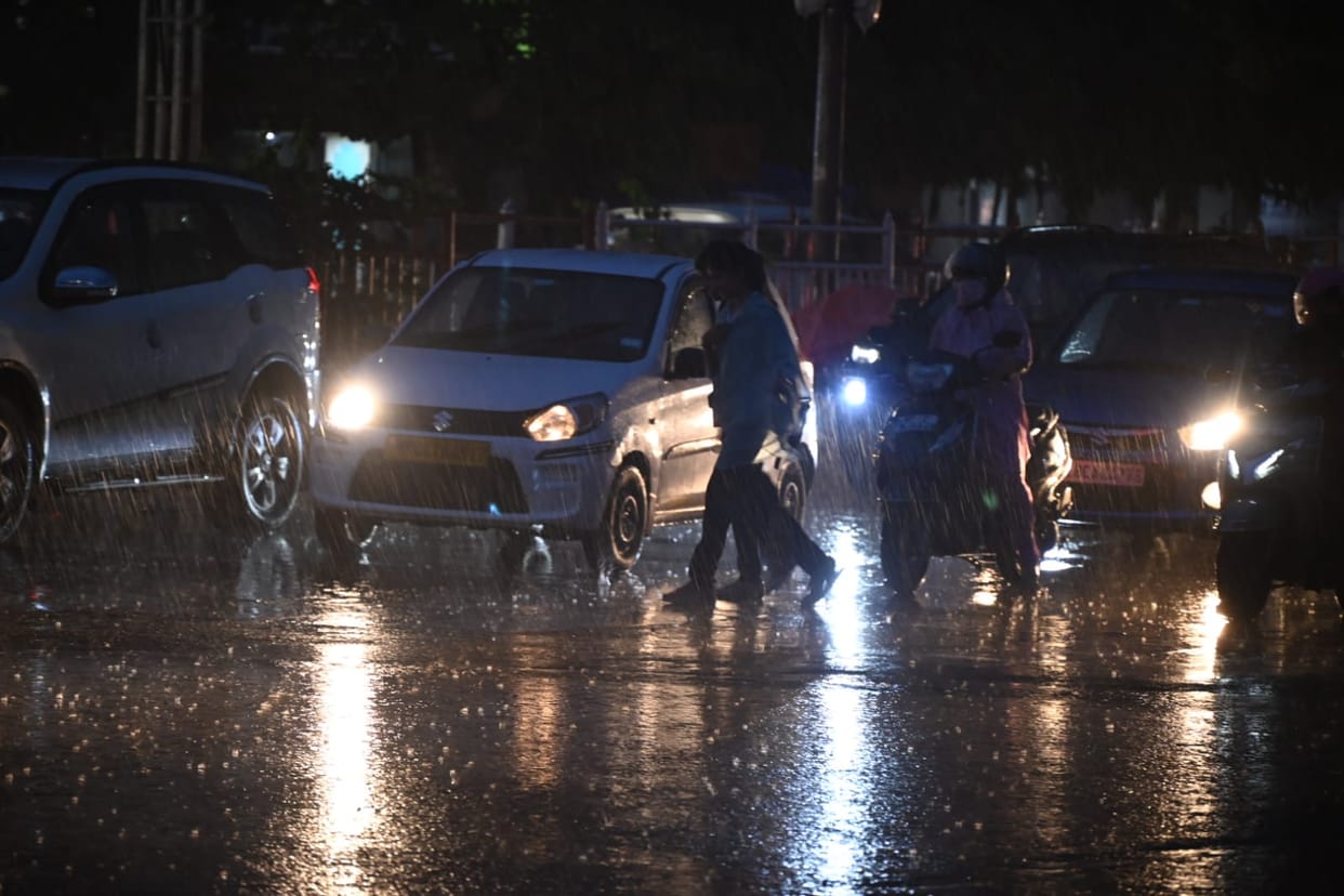 MP weather: Very heavy rain alert in Madhya Pradesh today, rivers and streams in spate, holiday declared in sc