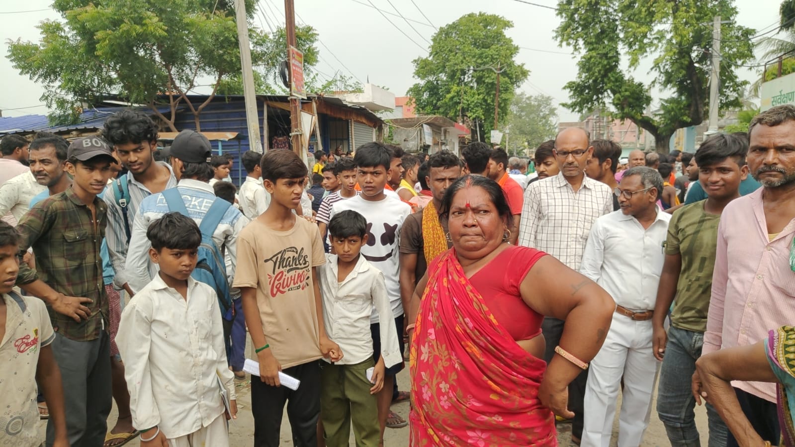 घटना के बाद लगी भीड़।