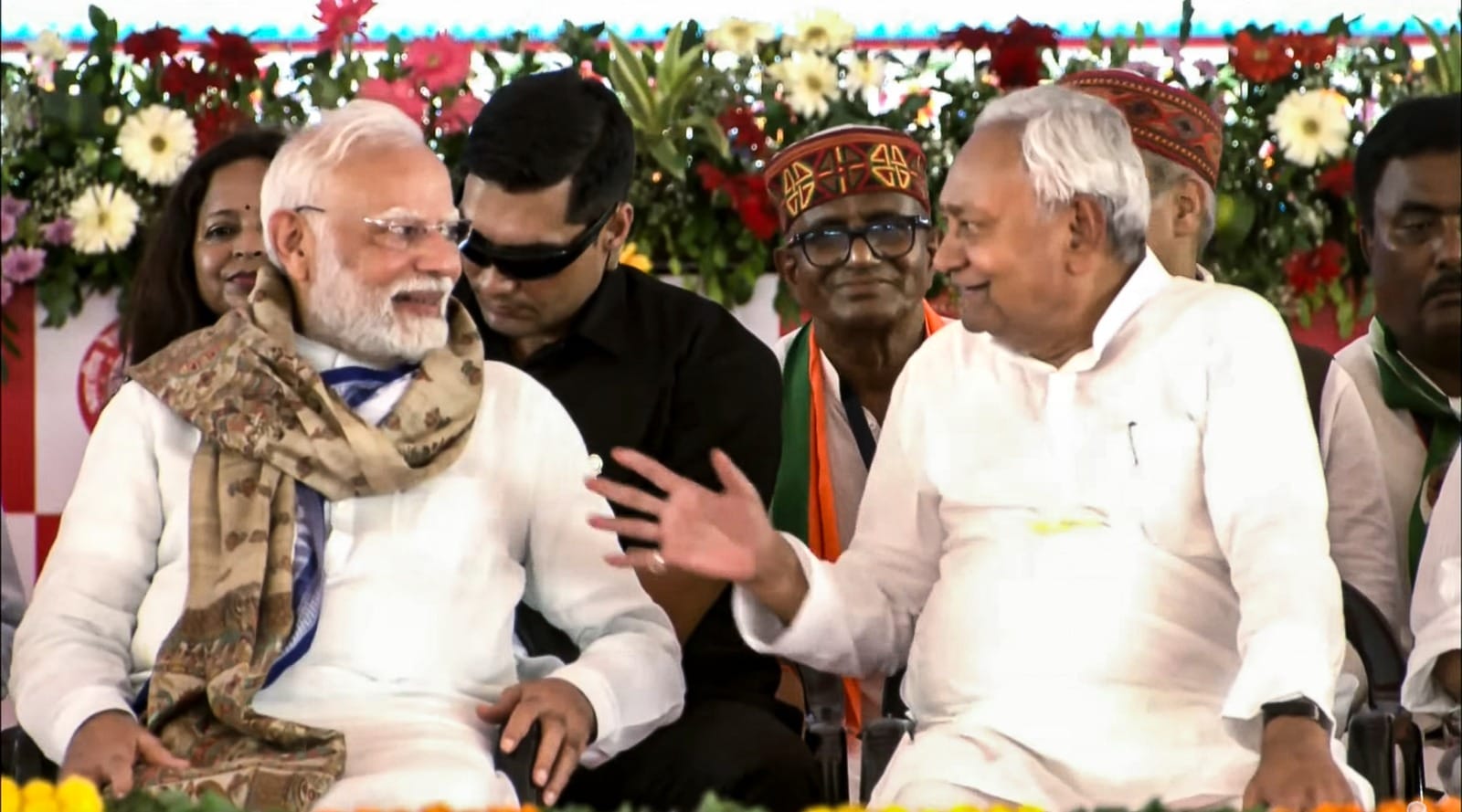 पीएम मोदी और सीएम नीतीश कुमार।