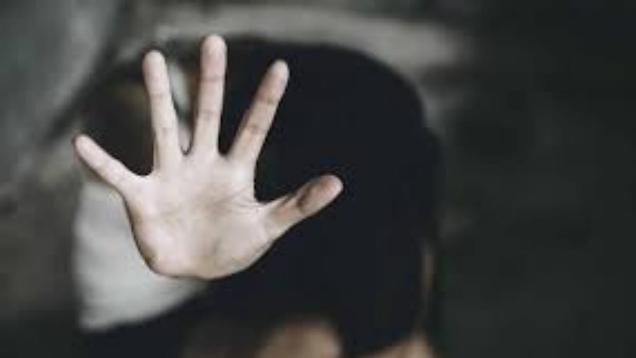 Teacher accused of cutting children's hair, parent files complaint at police station