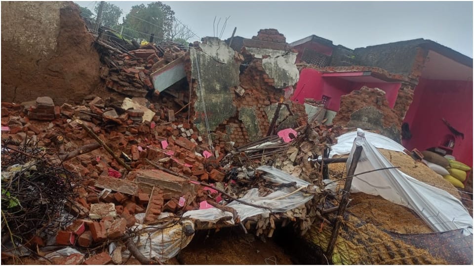 Heavy Rain Wreaks Havoc in Chhatarpur: Three Dead 2,000 Trapped as Rivers Overflow