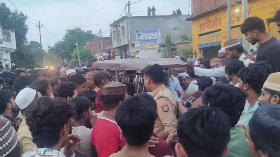 Meerut: Two suspects caught red handed while trying to kidnap a child! Panic in Nawabgarhi village