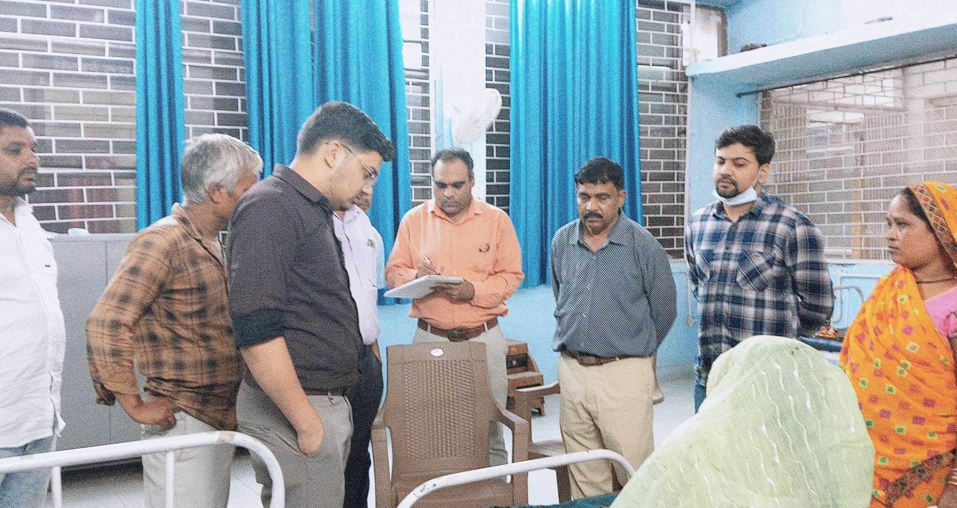 इलाज करते डॉक्टर