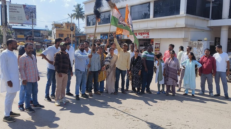 Congressmen burn effigy over ED action accuse BJP in Jagdalpur
