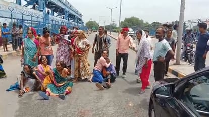 Kanpur youth jumped from Ganga barrage search continues angry family members blocked the road