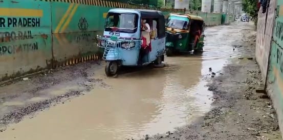 Kanpur Vijaynagar Dada Nagar road dilapidated and in bad condition people suffering due to countless potholes