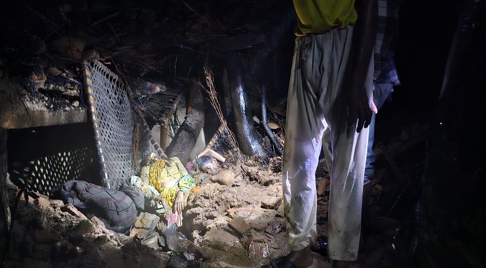 Mahoba kutcha house collapsed due to heavy rain mother and son died and father and son were seriously injured