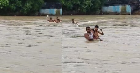 Mahoba Police rescued a father and daughter trapped in flood both were stuck in hut on banks of Arjun river