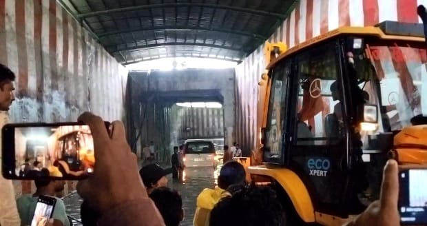 Mahoba Railway underpass submerged due to 26 hours of rain Scorpio stuck pulled out by JCB