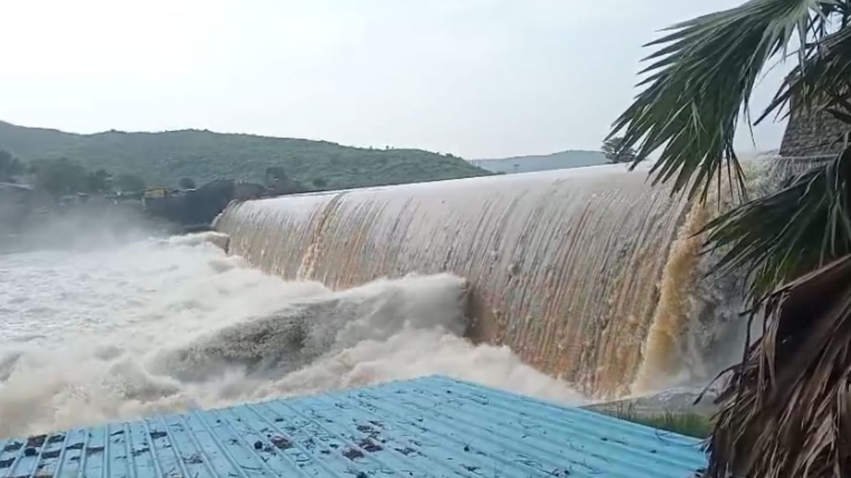tourists crowd at Latifshah Weir to see amazing view of water discharged into Karmanasha river Chandauli