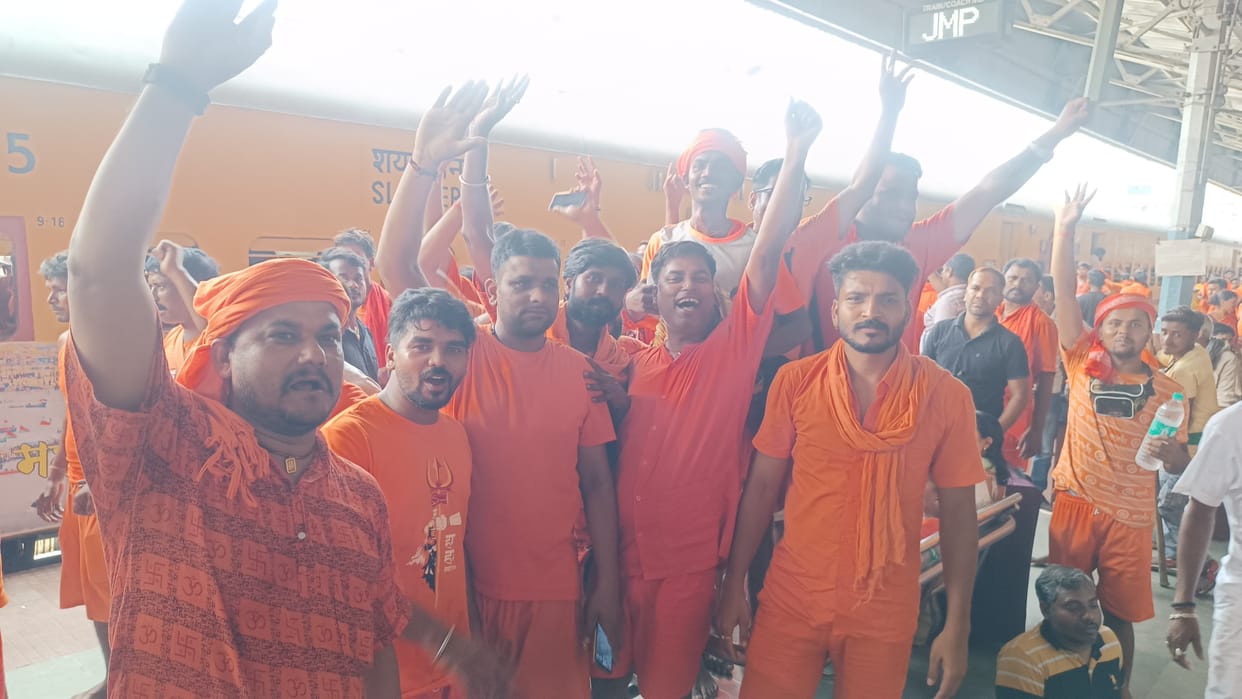 Bihar News: Shravani Mela special train late, devotees created ruckus at the station