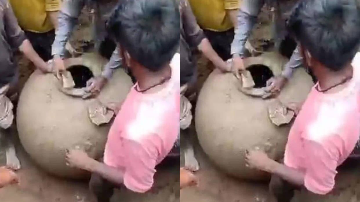 Farmer found a big pot in the field people thought there would be treasure inside news goes Viral on Internet
