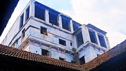 ललिता घाट पर स्थित साम्राज्येश्वर पशुपतिनाथ मंदिर।