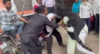 Two women advocates came face to face near Mathura court, fierce fight took place