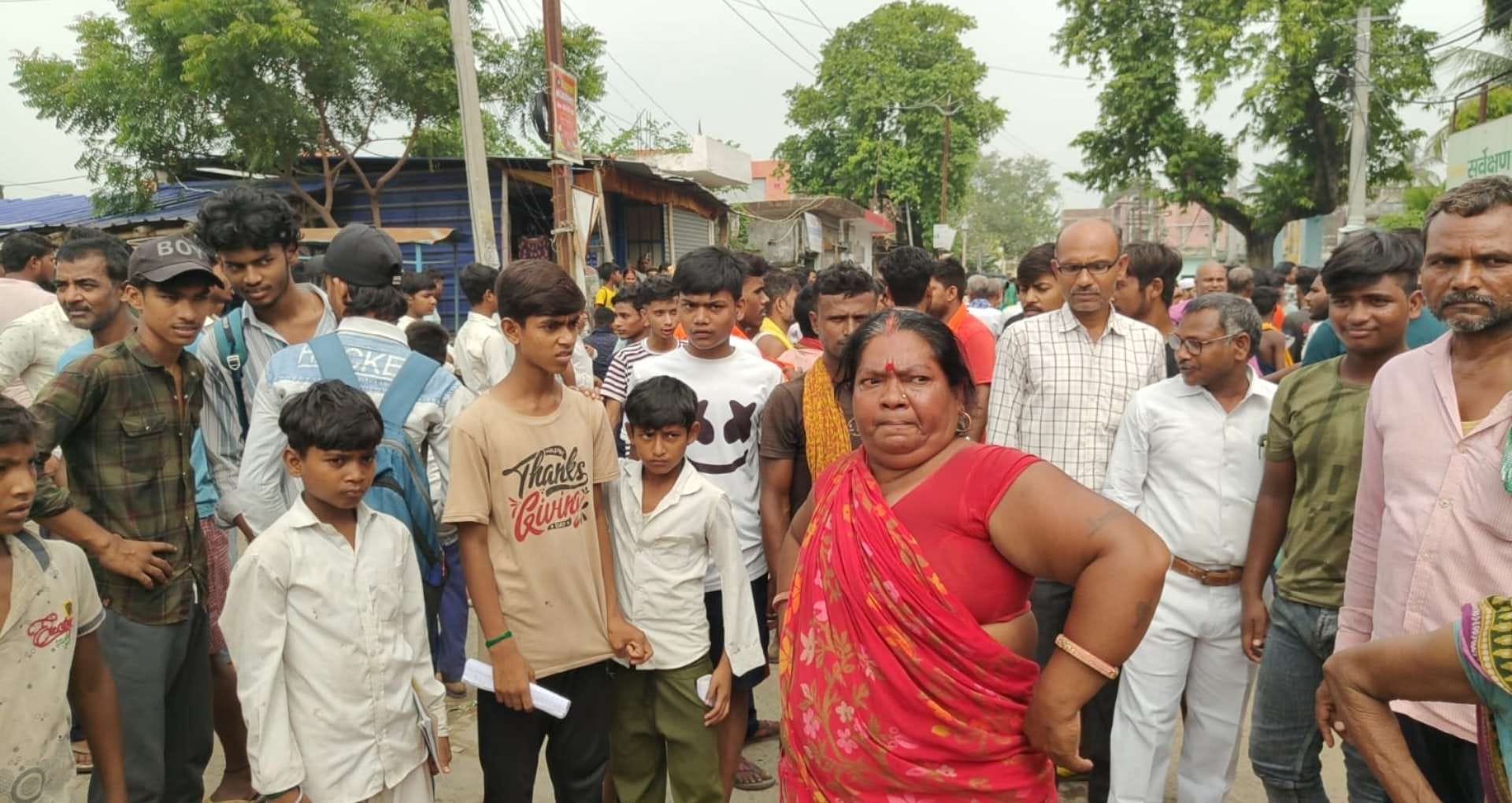 मौके पर मौजूद लोग