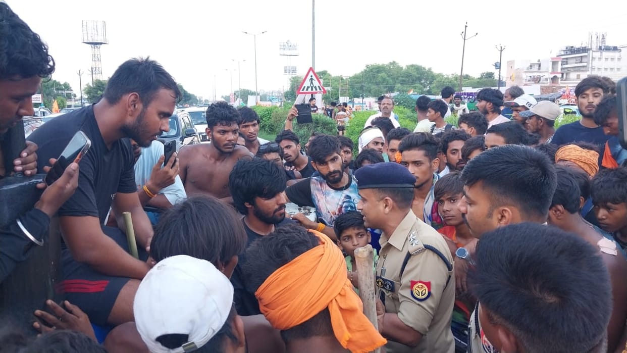 Meerut: Kanwariyas Protest at Jatoli Cut in Kankerkhera, Accuse Police of Inaction After Accident