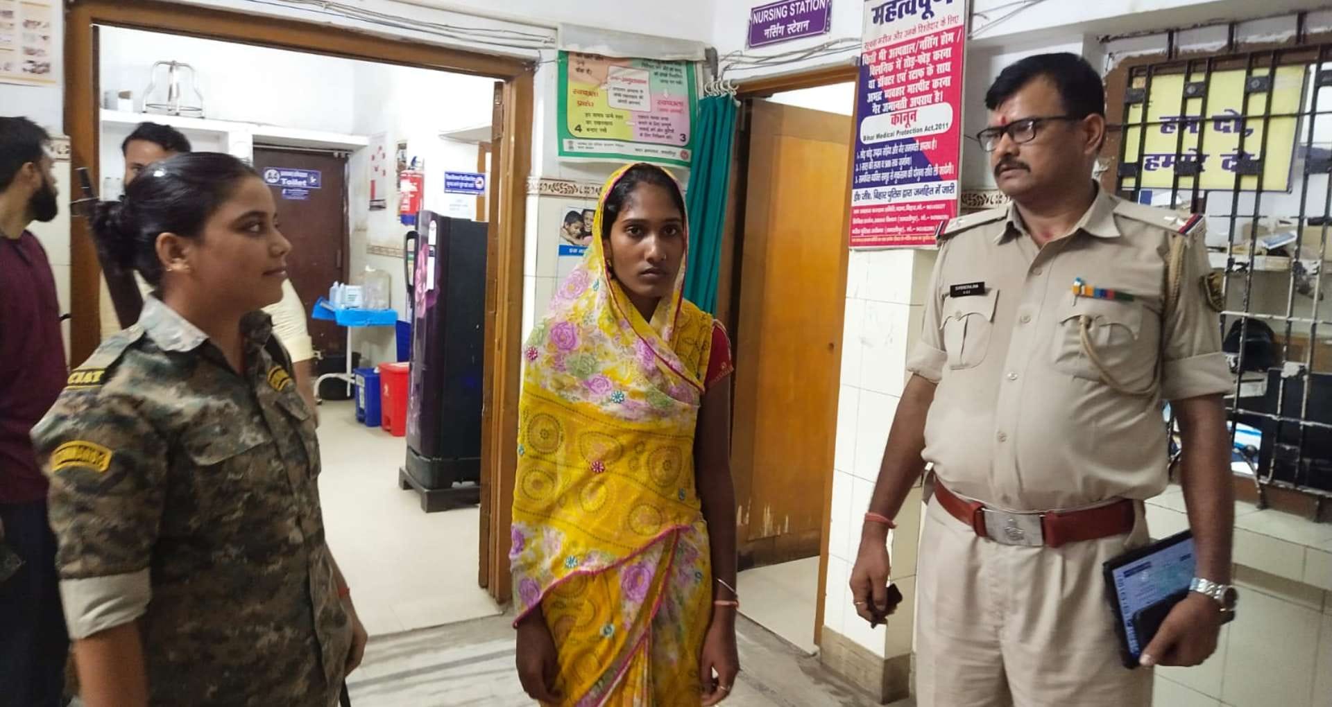 पुलिस कर्मी के साथ पीड़िता