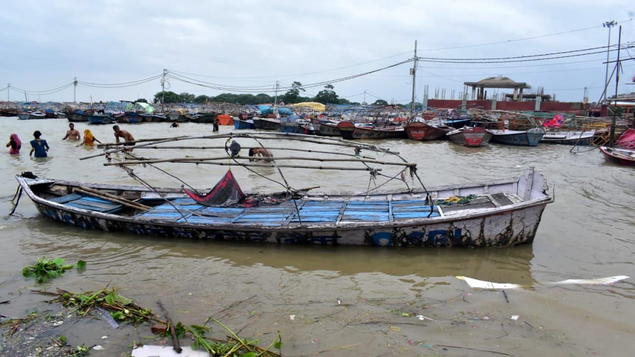 Prayagraj News water level Ganga started rising again, people living in the floodplains are worried
