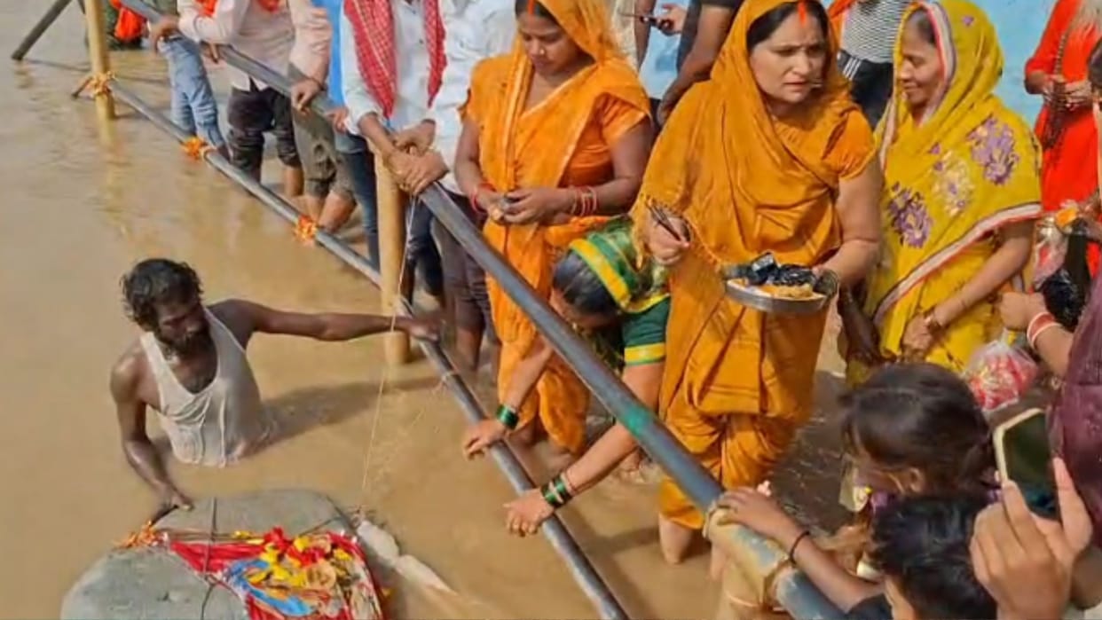 Giant Floating Stone Found In Ganga River In Ghazipur Devotees Call It A Miracle Of Lord Ram
