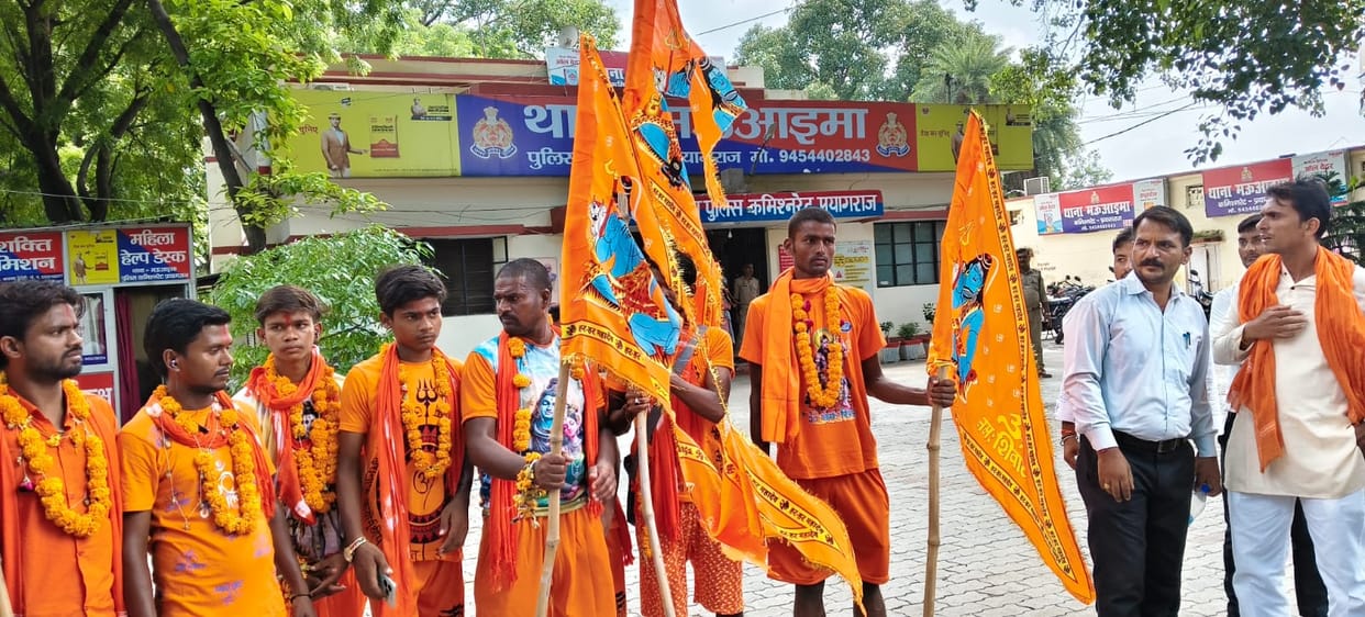 Clashes broke out in Prayagraj over stopping procession of Kanwariyas carrying DJ during Jummah ki Namaz