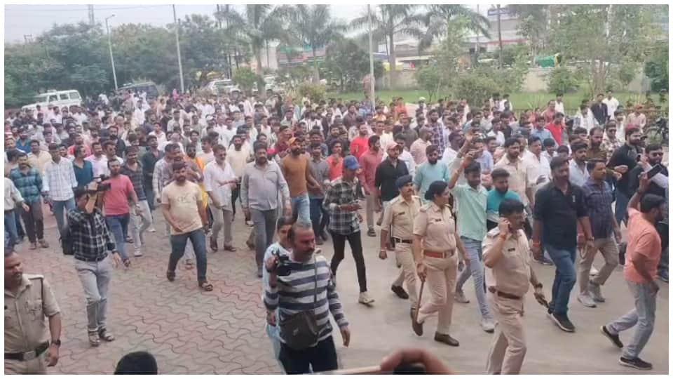 सड़क पर उतरे सैकड़ों करणी सैनिक।